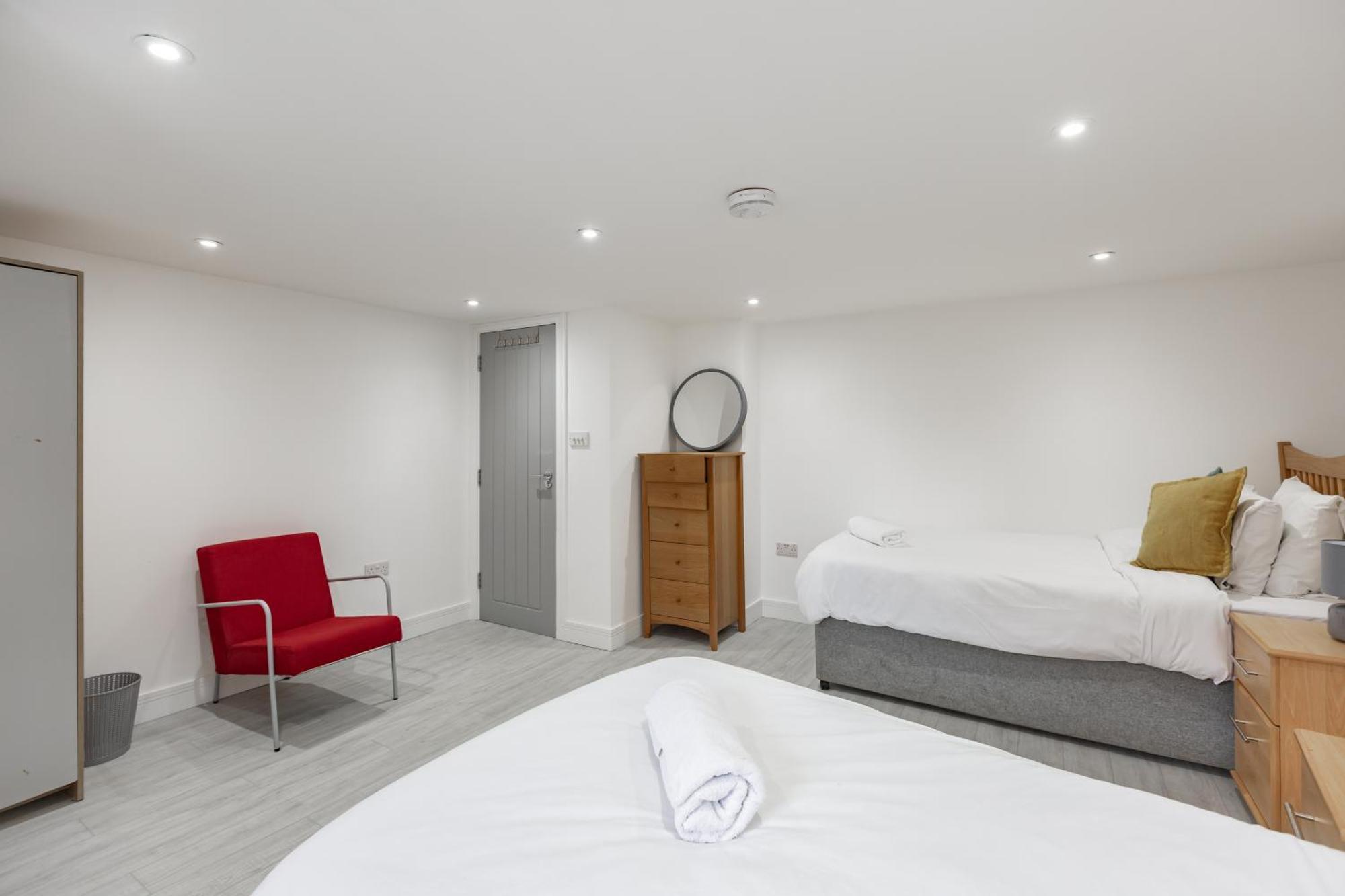 Aparthotel Pembroke Heights Chatham  Exterior foto